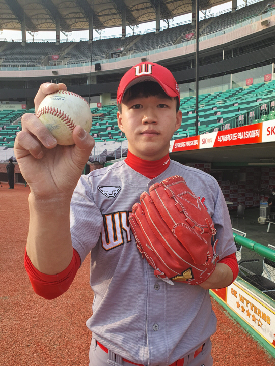 SK 투수 김주온의 그립. 슬라이더처럼 잡지만, 구속이 빠르고 낙차가 크기에 파워커브로 분류된다.