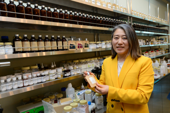 지난 6일 오후 경기 성남시 수정구에 위치한 경기기업성장센터 내 톤28 사무실에서 정마리아 대표가 자사 제품을 설명하고 있다.  김호웅 기자