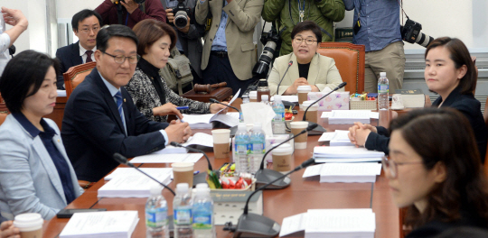 11일 오전 국회에서 열린 환경노동위원회 고용노동소위원회 회의에서 임이자(오른쪽 세 번째) 소위원장이 발언하고 있다.