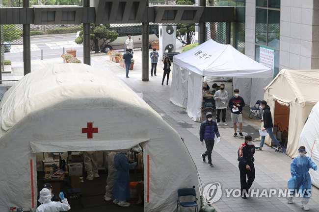 (서울=연합뉴스) 이태원 클럽발 신종 코로나바이러스 감염증(코로나19) 집단감염이 급증하고 있는 지난 10일 이태원이 속한 용산구보건소 선별진료소가 검사를 원하는 시민들로 붐비고 있는 모습.