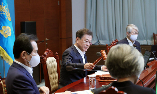 문재인 대통령이 12일 오전 청와대에서 열린 국무회의를 주재하기에 앞서 시작을 알리는 의사봉을 두드리고 있다.  연합뉴스