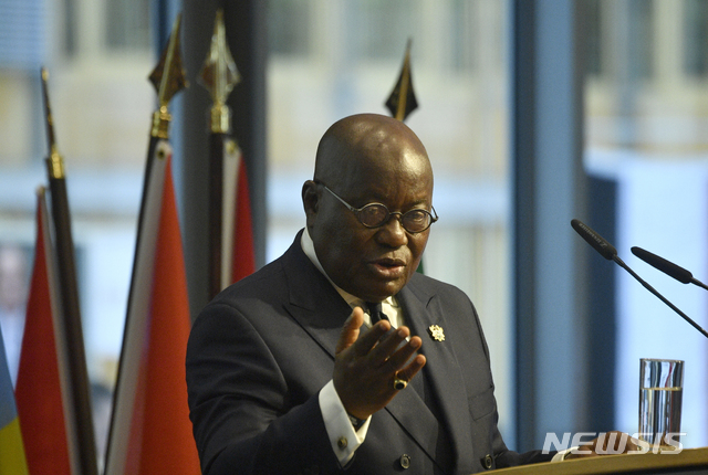 [베를린=AP/뉴시스]나나 아쿠포-아도 가나 대통령이 지난 2019년 11월19일 독일 베를린에서 ‘주요 20개국(G20) 투자 서밋-독일 비즈니스 및 아프리카와의 콤팩트(CwA )국가 2019’ 회의에서 연설하고 있다.