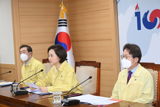 유은혜(가운데) 부총리 겸 교육부 장관이 14일 오전 정부서울청사에서 박원순(왼쪽) 서울시장, 조희연(오른쪽) 서울시교육감과 학원 등 다중이용시설 방역 긴급회의를 갖고 모두발언을 하고 있다.   김호웅 기자