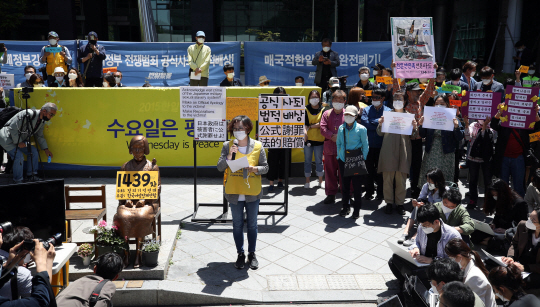 이나영(가운데) ‘일본군 성노예제 문제 해결을 위한 정의기억연대’ 이사장이 13일 서울 종로구 옛 일본대사관 앞에서 열린 수요시위에 참석해 이용수 할머니가 제기한 기부금 부당사용 의혹 등에 대한 입장을 밝히고 있다. 연합뉴스