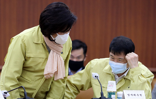 박영선(왼쪽) 중소벤처기업부 장관과 황덕순 청와대 일자리수석이 14일 오전 서울 종로구 정부서울청사에서 열린 제3차 비상경제 중앙대책본부 회의에 참석해 이야기를 나누고 있다. 뉴시스