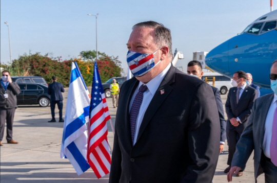 이스라엘을 방문 중인 마이크 폼페이오(가운데) 미국 국무장관이 13일 성조기가 그려진 마스크를 쓴 채 텔아비브의 벤구리온 국제공항에 도착해 이동하고 있다. 이날 미국 방문단은 지난 11일 백악관 직원의 마스크 착용 의무화 지침에 따라 모두 마스크를 썼다.  폼페이오 장관 트위터 캡처