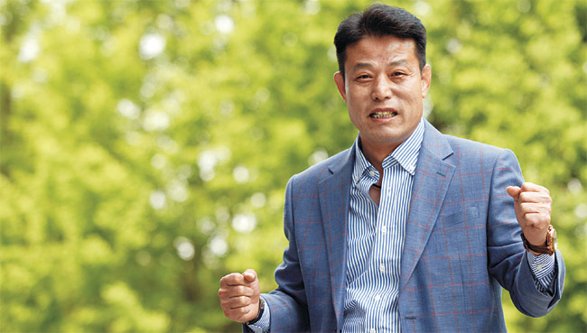 김재엽 동서울대 스포츠학부 교수가 지난 11일 경기 성남시 수정구 동서울대에서 두 주먹을 불끈 쥐며 현역 시절 세리머니를 재연하고 있다. 성남 = 김동훈 기자