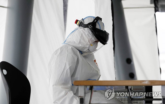 (광주=연합뉴스) 14일 오전 광주 북구보건소 선별진료소에서 지친 직원이 쪽잠을 자고 있다. 북구보건소는 최근 이태원 클럽을 중심으로 코로나19 재확산이 이어지자 기존 시간대별로 운영하던 선별진료소를 상시운영체제로 전환했다. 2020.5.14 [광주 북구청 제공. 재판매 및 DB 금지]