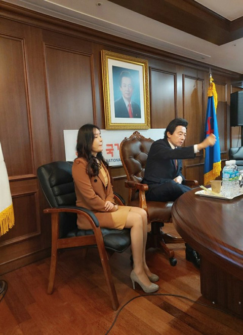 [서울=뉴시스] 최사랑, 허경영. 2020.05.15. (사진= 최사랑 측 제공)