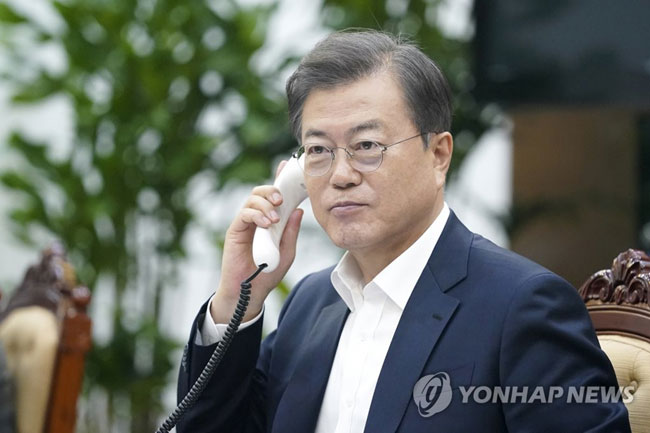 (서울=연합뉴스) 문재인 대통령이 15일 오후 청와대 여민관에서 필리프 벨기에 국왕과 전화 통화하고 있다. 2020.5.15 [청와대 제공. 재판매 및 DB 금지]