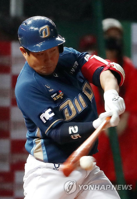 (인천=연합뉴스) 윤태현 기자 = 15일 인천 SK행복드림구장에서 열린 프로야구 SK 와이번스와 NC 다이노스의 경기. 연장 10회초 2사 만루 NC 양의지가 적시타를 치고 있다. 2020.5.15