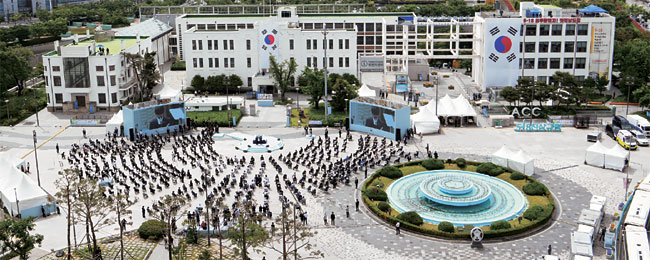 18일 오전 광주 동구 옛 전남도청 앞 5·18민주광장에서 제40주년 5·18민주화운동 기념식이 열리고 있다. 1997년 5·18이 정부 기념일로 지정된 이후 5·18민주광장에서 기념식이 열린 것은 이번이 처음이다.  연합뉴스