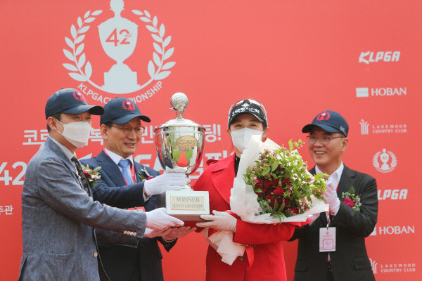 17일 경기 양주 레이크우드 컨트리클럽에서 열린 제42회 KLPGA 챔피언십 대회에서 우승한 박현경(왼쪽에서 두 번째)이 시상식에서 트로피를 받고 있다.  연합뉴스