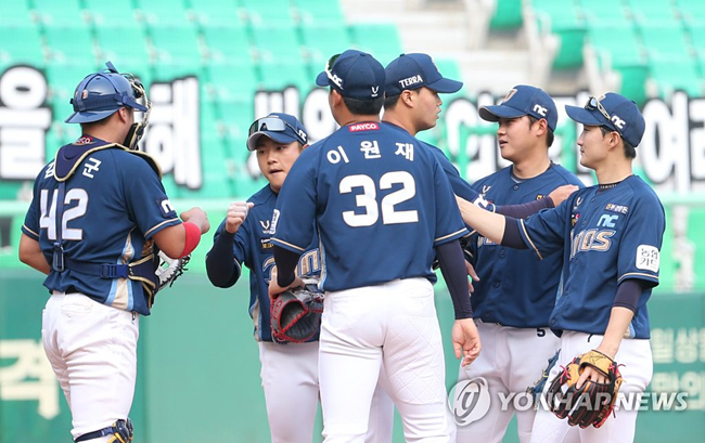 17일 인천 SK행복드림구장에서 열린 2020 프로야구 SK 와이번스와 NC 다이노스의 경기. 11-5로 승리한 NC 선수들이 서로 격려하며 기뻐하고 있다. [연합뉴스 자료사진]