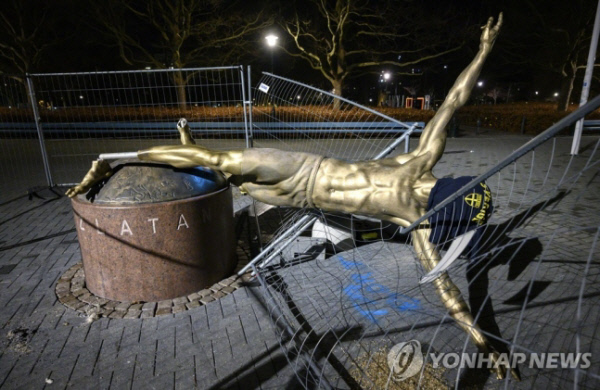 즐라탄 이브라히모비치 동상.  AP 연합뉴스