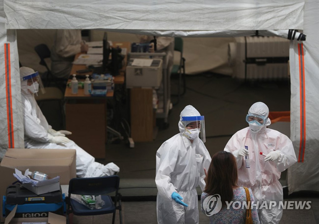 (서울=연합뉴스) 지난 18일 용산구 보건소에 마련된 코로나19 선별진료소를 찾은 시민들이 검사를 받고 있는 모습.
