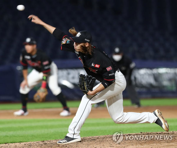 5월 13일 경남 창원NC파크에서 열린 프로야구 kt-NC 경기에서 kt 투수 이대은이 9회 말 등판해 투구하고 있다. [연합뉴스 자료사진]
