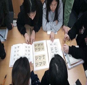‘마포서체 개발 프로젝트’에 참여한 청년들이 서체 연구에 몰두하고 있다.