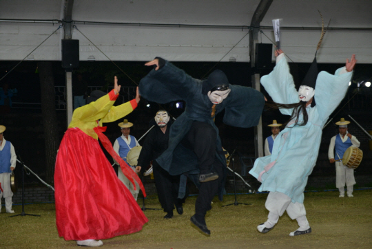 강릉단오제 주요 행사인 관노가면극.  강릉단오제위원회 제공