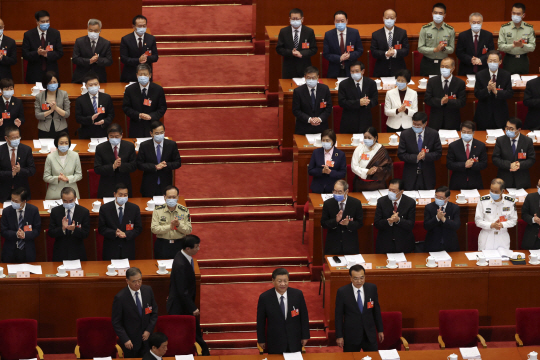 시진핑(앞줄 가운데) 중국 국가주석과 리커창(앞줄 오른쪽) 총리가 22일 오전 중국 베이징 인민대회당에서 열린 전국인민대표대회 개막식에서 대의원들의 박수를 받고 있다. EPA연합뉴스