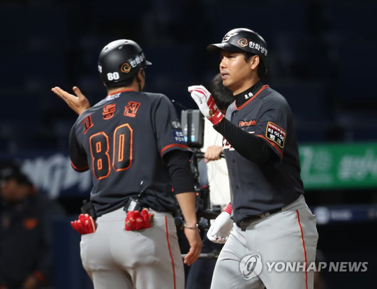 (창원=연합뉴스)  22일 경남 창원NC파크에서 열린 프로야구 한화 이글스-NC 다이노스 경기, 5회 초 1 사후 한화 김문호가 좌월 솔로 홈런을 치고 홈인하고 있다. 2020.5.22