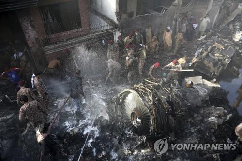 98명 탄 파키스탄 여객기 추락…“생존자도 있어” [AP=연합뉴스]