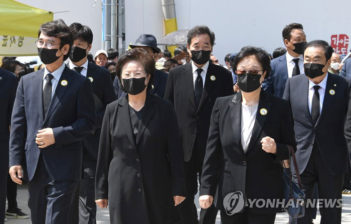 (김해=연합뉴스) 권양숙 여사 등이 23일 오전 경남 김해시 봉하마을에서 열린 노무현 전 대통령 서거 11주기 추도식에 참석하고 있다. 왼쪽부터 유시민 노무현재단 이사장, 권 여사, 한명숙 전 국무총리, 뒷줄 오른쪽부터 문희상 국회의장, 이낙연 코로나19국난극복위원회 위원장. 2020.5.23