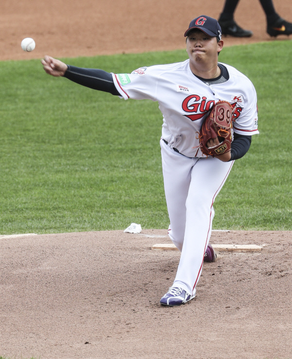 롯데의 서준원이 24일 부산 사직구장에서 열린 키움과의 경기에서 1회 초 역투하고 있다.  연합뉴스