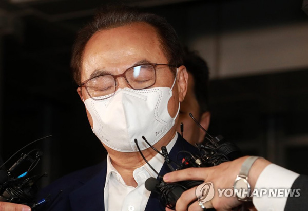(부산=연합뉴스) 오거돈 전 부산시장이 22일 오후 부산 연제구 부산 경찰청에서 소환 조사를 마친 뒤 청사를 나서고 있다. 2020.5.22