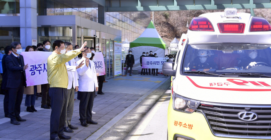 지난 3월 11일 광주 남구 빛고을전남대병원에서 이용섭 광주시장과 의료진, 시민들이 ‘병상 나눔’으로 입원 치료를 받고 퇴원하는 대구 지역 일가족 4명을 배웅하고 있다.   광주광역시 제공