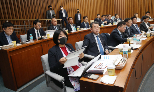 윤미향(앞줄 왼쪽) 더불어민주당 당선인이 지난 4월 28일 국회에서 열린 ‘경제를 공부하는 국회의원’ 모임에 검은 마스크를 착용한 채 참석해 발언을 듣고 있다. 연합뉴스