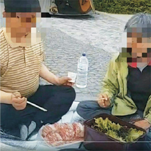 삼성 해고노동자 고공농성 공동대책위원회 소속원들이 지난 24일 서울 한남동 이재용 삼성전자 부회장 자택 앞에서 삼겹살을 구워 먹으며 집회를 벌이고 있다.  공대위 유튜브 채널 ‘연대TV’ 동영상 캡처