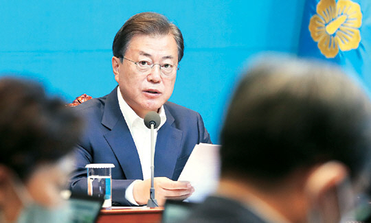 문재인 대통령이 26일 오전 청와대에서 열린 국무회의에서 모두 발언을 하고 있다. 연합뉴스