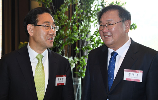 김태년(오른쪽) 더불어민주당·주호영 미래통합당 원내대표가 26일 오전 서울 중구 장충동 신라호텔에서 열린 ‘한국포럼-포스트 팬데믹, 위기인가 기회인가?’ 행사에 참석해 이야기를 나누고 있다.   국회사진기자단