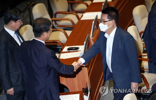 5월 20일 국회 본회의장에서 열린 제378회 국회(임시회) 제1차 본회의에서 민생당 박지원 의원과 더불어민주당 원혜영 의원이 인사하고 있다. [연합뉴스 자료사진]