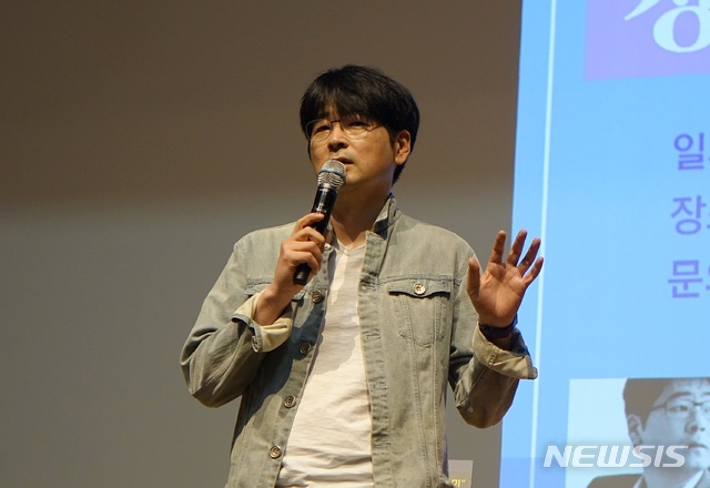 【제주=뉴시스】탁현민 대통령 행사기획 자문위원이 15일 오후 제주대학교 아라뮤즈홀에서 ‘기획의 힘, 상상력의 힘’이라는 주제로 초청 강연을 하고 있다. 2019.05.15.