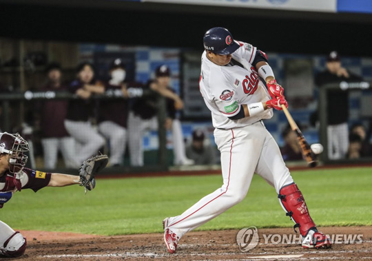 5월 22일 오후 부산 사직구장에서 열린 프로야구 키움- 롯데 경기. 3회 말 1사 2, 3루에서 롯데 이대호가 2타점 적시타를 치고 있다. [연합뉴스 자료사진]