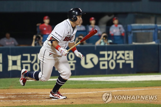 2019년 8월 28일 오후 서울 잠실구장에서 열린 2019 KBO리그 두산 베어스와 SK 와이번스의 경기. 6회 말 1사 1, 3루에서 두산 최주환이 1타점 적시타를 치고 있다. [연합뉴스 자료사진]