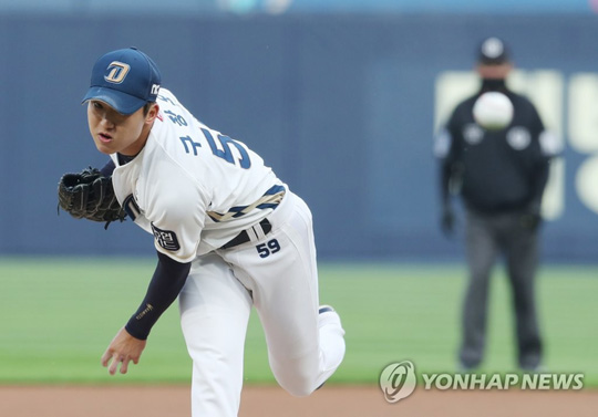 (창원=연합뉴스) 26일 경남 창원NC파크에서 열린 프로야구 키움 히어로즈-NC 다이노스 경기에서 1회 초 NC 선발투수 구창모가 투구하고 있다. 2020.5.26