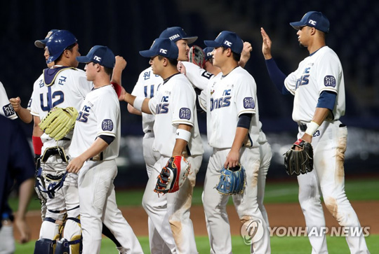 (창원=연합뉴스)  26일 경남 창원NC파크에서 열린 프로야구 키움 히어로즈-NC 다이노스 경기에서 8회 말 알테어의 쐐기 3점 홈런 등으로 키움을 물리친 NC 선수들이 마운드에 모여 승리의 기쁨을 나누고 있다. 2020.5.26