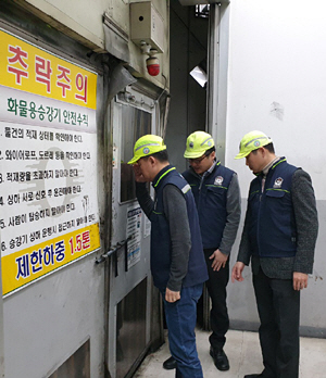 CJ푸드빌 관계자들이 지난 2월 ‘그룹 안전의 날(CJ Safety Day)’을 맞아 현장 안전 점검을 하는 모습.
