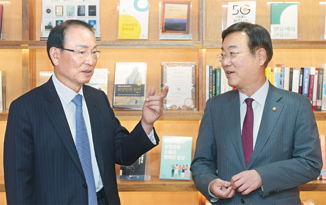 최운열(왼쪽) 더불어민주당 의원과 김종석 미래통합당 의원이 지난 25일 국회 의원회관 의원열람실에서 20대 국회의원 임기를 마치는 소회를 밝히고 있다. 최 의원은 자본시장연구원 초빙연구원으로 근무하고 김 의원은 학계로 돌아갈 예정이다.  김선규 기자