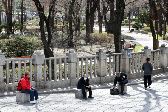 신종 코로나바이러스 감염증(코로나19) 사태로 탑골공원이 폐쇄되는 바람에 어르신들이 공원 앞 거리에서 마스크를 쓴 채 쉬고 있다. 뉴시스