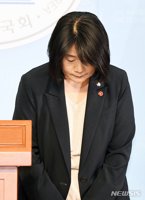 [서울=뉴시스]홍효식 기자 = 윤미향 더불어민주당 당선인이 지난 29일 오후 서울 여의도 국회 소통관에서 정의기억연대(정의연) 회계 부정 의혹에 대한 입장 발표를 하며 인사하고 있다. 2020.05.29.