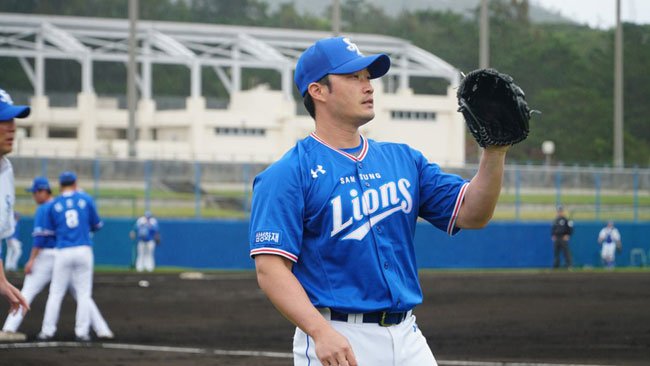 오승환이 26일(현지시간) 일본 오키나와현 온나손 아카마 구장에서 열린 삼성 라이온즈 자체 평가전, 3회 말 등판을 앞두고 몸을 풀고 있다. 2020.2.26 [삼성 라이온즈 제공. 재판매 및 DB 금지]