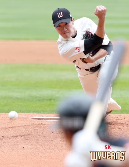 SK 와이번스 박종훈이 31일 인천 SK 행복드림구장에서 열린 2020 신한은행 쏠(SOL) 프로야구 KBO리그 한화 이글스와 홈 경기에 선발 등판해 역투하고 있다. [SK 와이번스 제공. 재배포 및 DB금지]