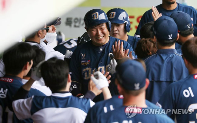 (대구=연합뉴스) 김현태 기자 = 31일 오후 대구 삼성라이온즈파크에서 열린 2020 프로야구 NC 다이노스와 삼성 라이온즈의 경기. 5회 초 2아웃, 주자 2·3루 상황에서 타석에 들어선 NC 김태군의 2점 적시타로 홈을 밟은 3루 주자 양의지가 동료들의 축하를 받으며 함박웃음 짓고 있다. 2020.5.31