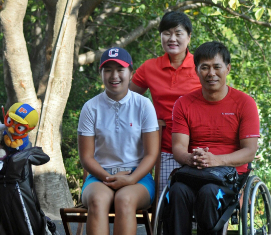 이정은6(왼쪽)가 아버지, 어머니와 함께 활짝 웃으며 포즈를 취했다.  LPGA 홈페이지