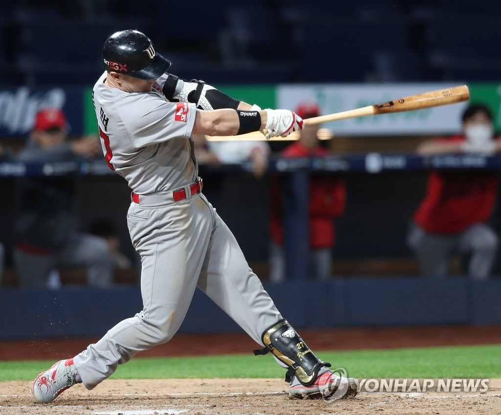 (창원=연합뉴스) 우정식 기자 = 2일 경남 창원NC파크에서 열린 프로야구 SK 와이번스-NC 다이노스 경기, 4회초 2사 1,2루에서 SK 로맥이 2타점 우중간 2루타를 날리고 있다. 2020.6.2
