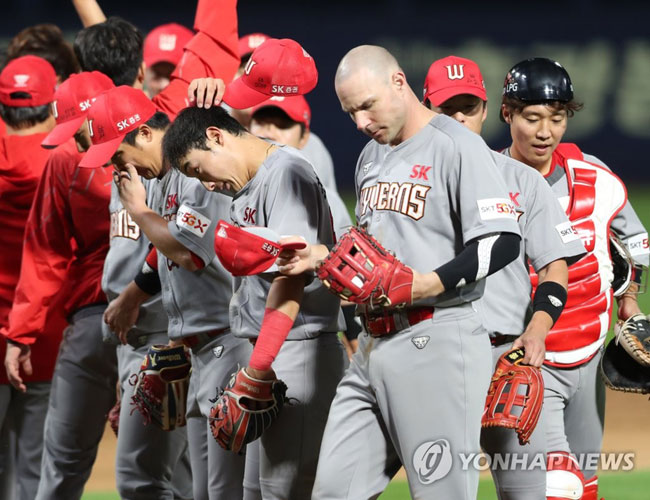 (창원=연합뉴스) 우정식 기자 = 2일 경남 창원NC파크에서 열린 프로야구 SK 와이번스-NC 다이노스 경기에서 NC를 물리치고 5연승을 한 SK 선수들이 인사하고 있다. 2020.6.2
